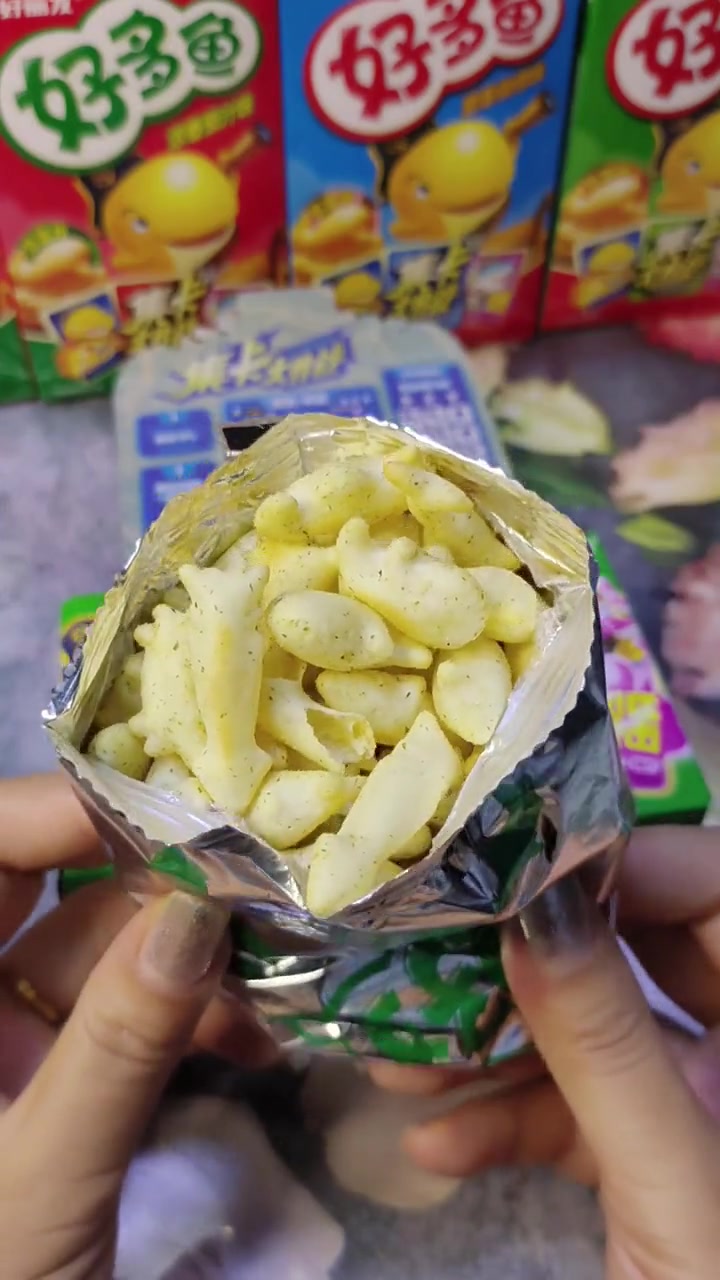 零食分享 好多鱼 好多鱼集卡大作战 经典小零食好多鱼,可爱的卡通造型,一口一个酥脆好吃