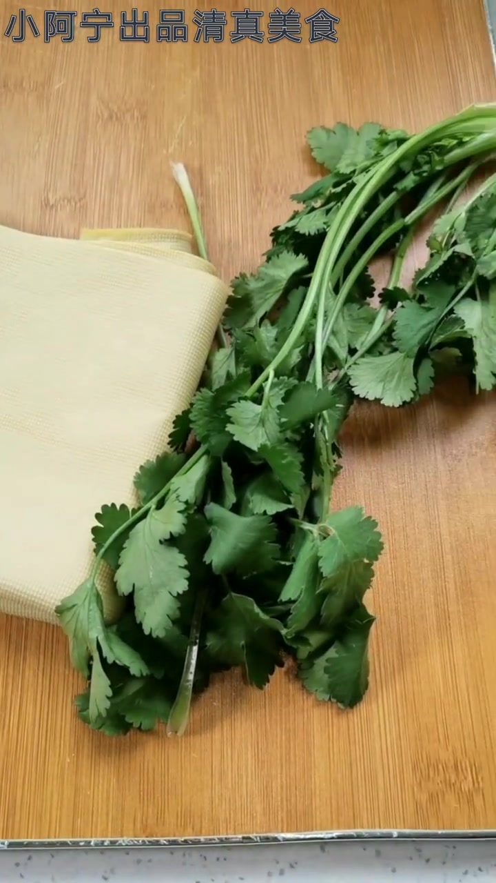 感谢大家支持!下饭小菜《凉拌豆腐皮》下期更新菜品《凉拌绿甘蓝》喜欢的双击关注《清真美食》,