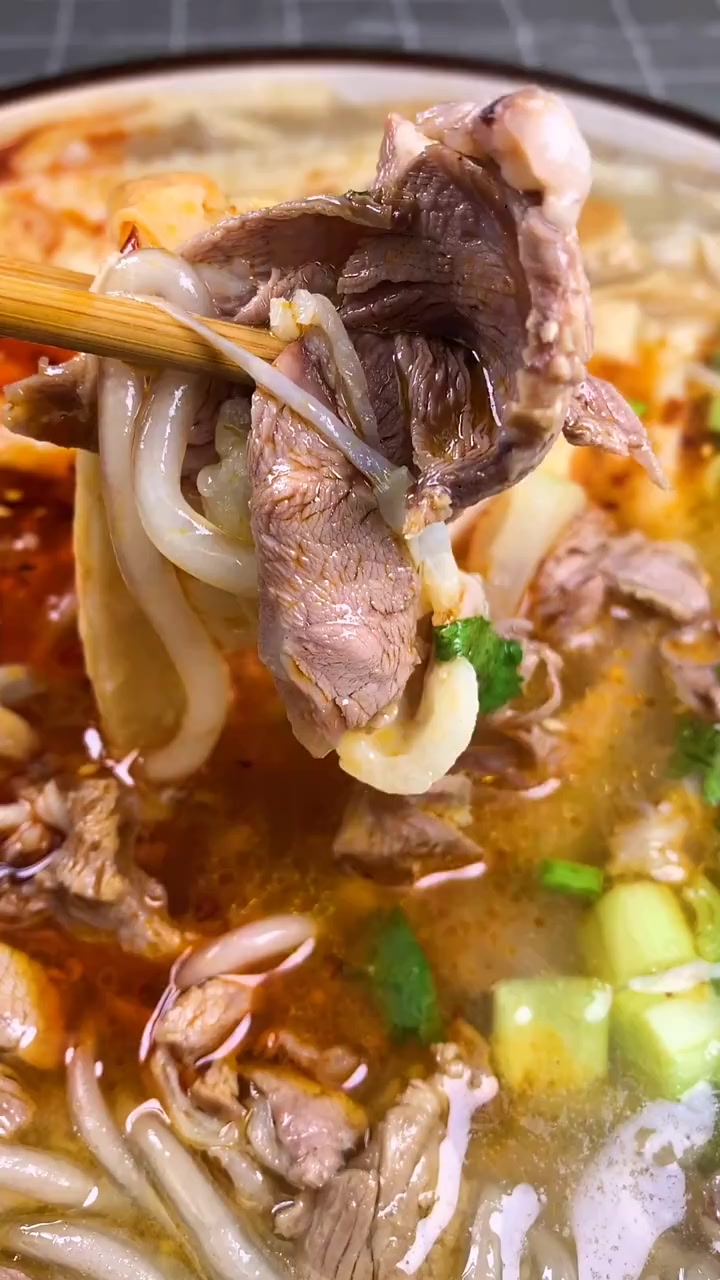 煮完手抓羊肉的汤千万别倒掉!用它做羊肉泡饼,味道美美滴!