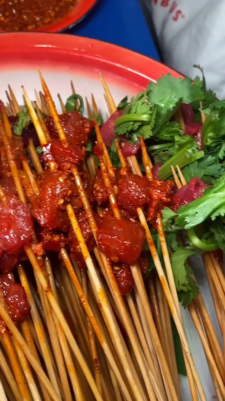 虽然这是家卖串串的,但我真的太爱他们家的小碗菜了!店名:马路边边串串麻辣烫(时代天街店)地