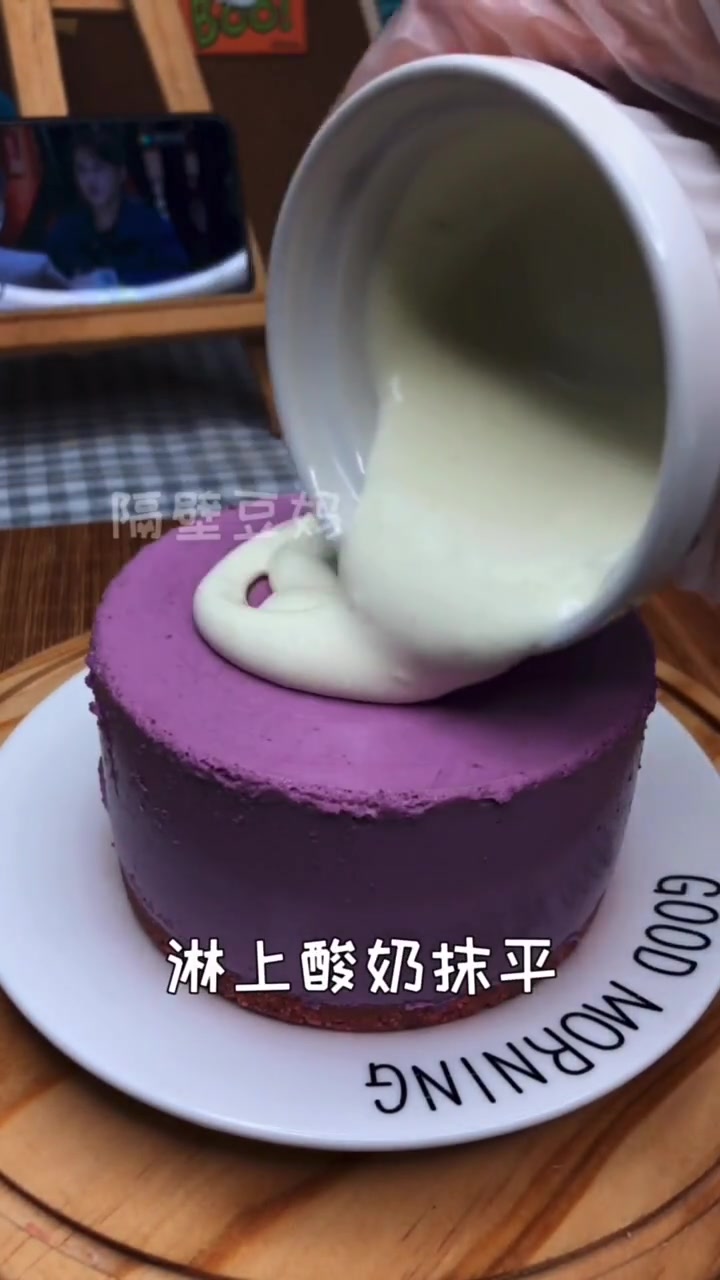 简单低脂又好吃的蓝莓慕斯,学废了吗? 蛋糕底需要的材料:50g奥利奥饼干碎,30g黄油 慕