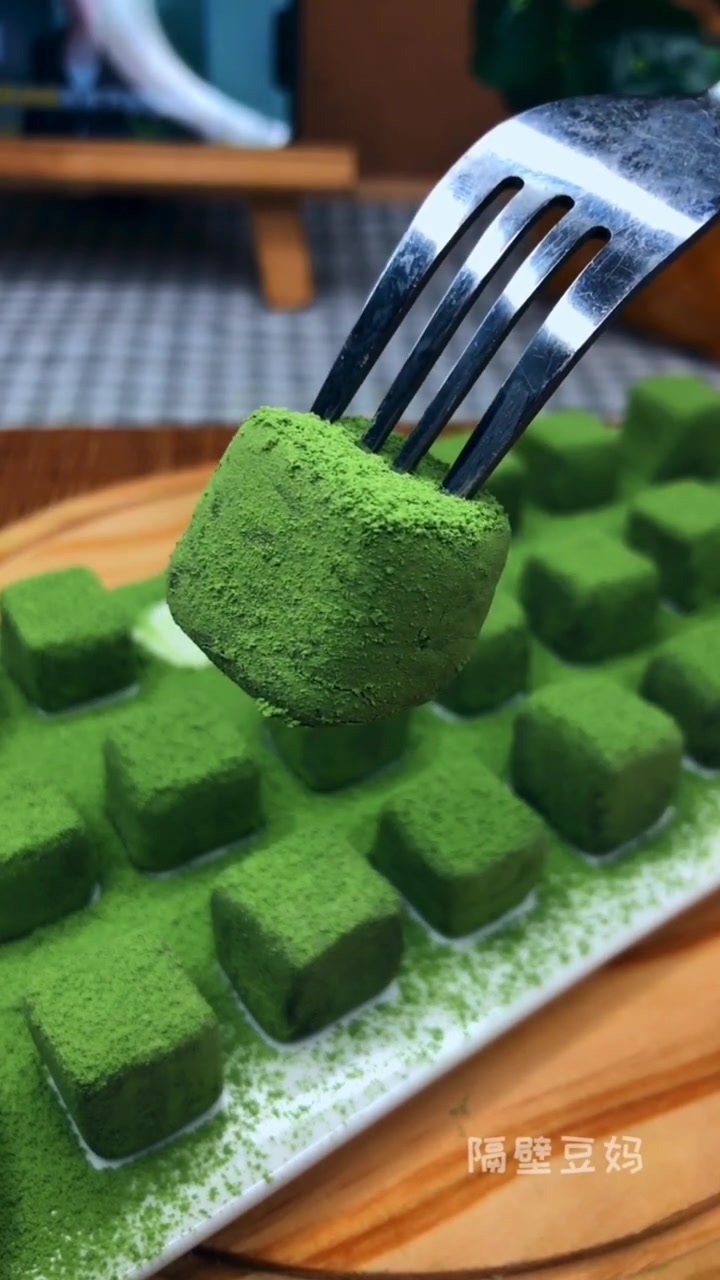 超级简单的生巧做法,加了炼乳吃起来口感更顺滑,柔软 需要的材料:300g炼乳,15g抹茶粉