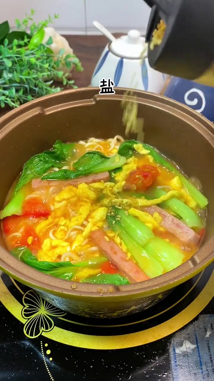 鲜香开胃的番茄鸡蛋面,营养好吃简单易做,方便面的造型孩子更喜欢 番茄鸡蛋面 方便面 儿童美