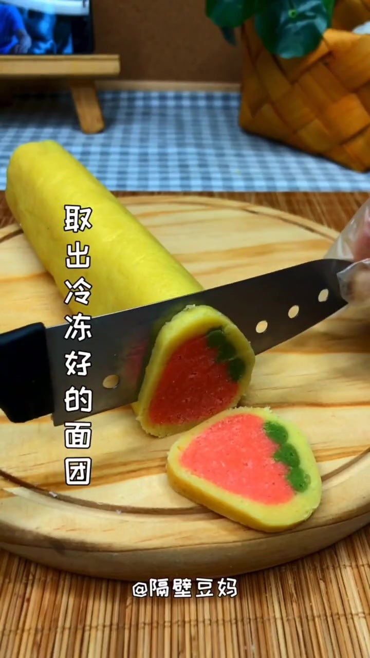可爱的草莓小饼干,仙女们学废了吗? 需要的材料:100g黄油,70g白糖,1个蛋黄,150