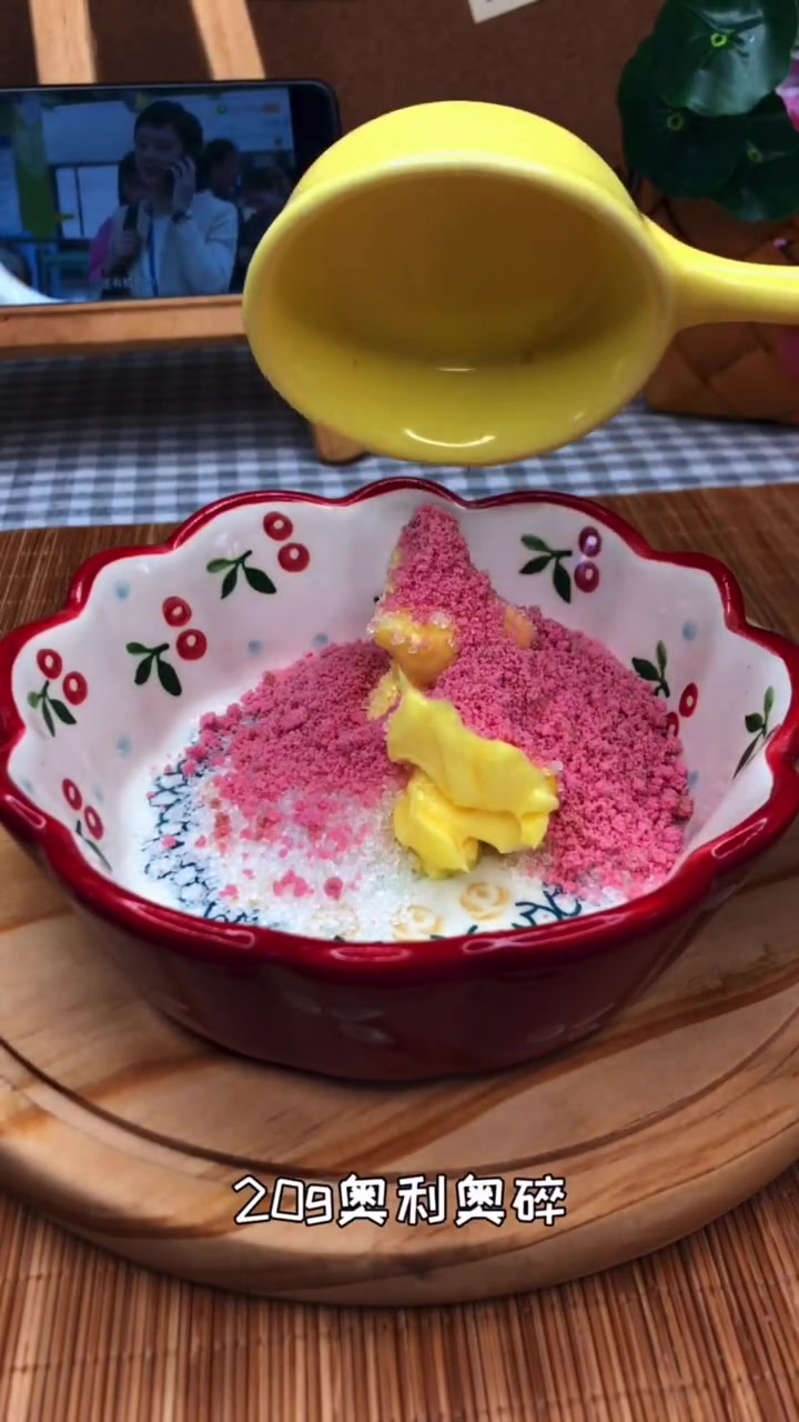 今天做了粉宝点的最多的酥皮泡芙,还想吃什么记得在评论里给我们留言哦 酥皮材料:28g软化的