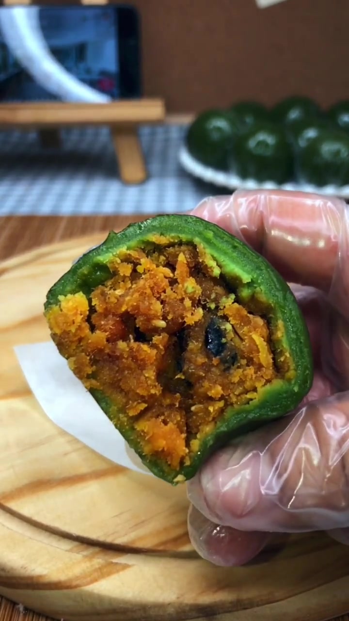 很多小伙伴留言想吃咸蛋黄的青团,甜咸交错的口感,真的好吃 馅料的材料:150g咸蛋黄,10