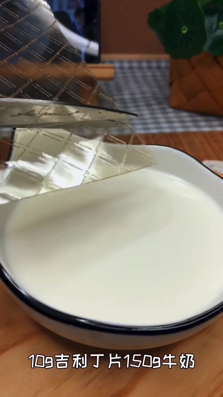 奥利奥奶酪慕斯,不用烤箱,不用打蛋器,喜欢的赶紧试试吧 需要的材料:80g奥利奥饼干(不含