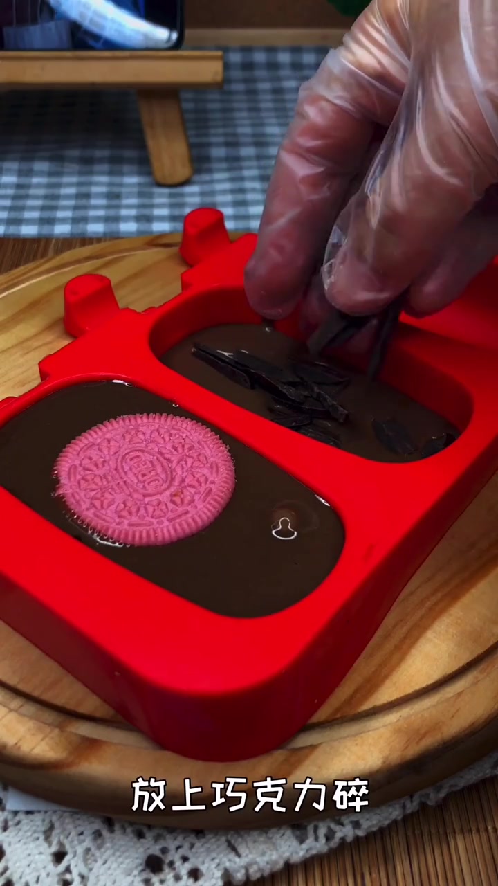 有朋友想要不加蛋黄的雪糕,今天我们做了超级简单的格兰朵,浓郁的巧克力味道,入口丝滑 需要的