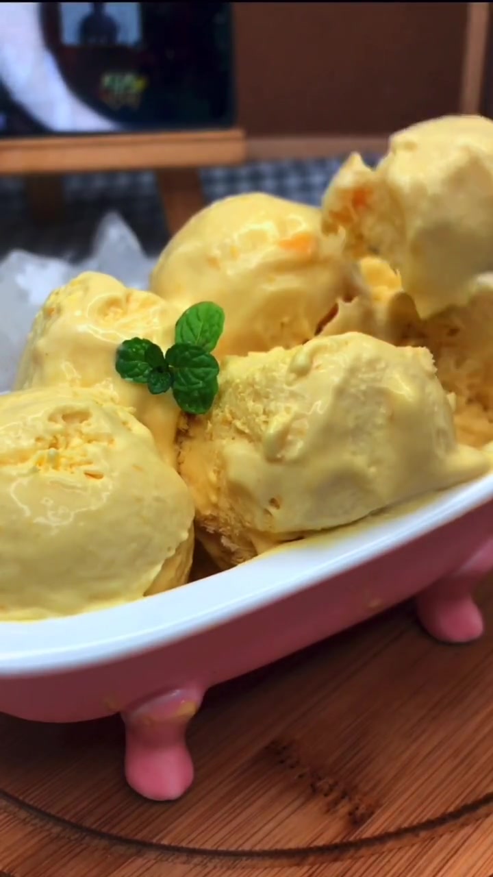 天气越来越热了,很多朋友私信说想吃冰淇淋,今天我们就做一个入口顺滑细腻,完全没有冰渣的芒果