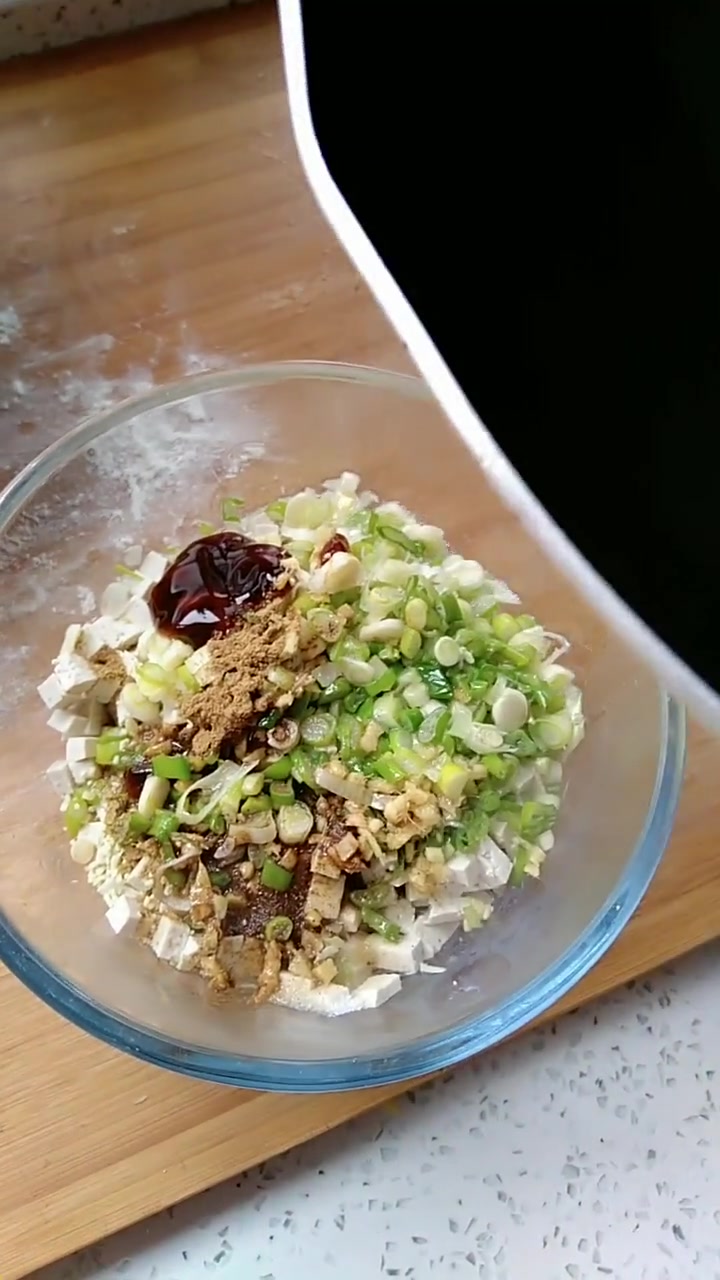 谢谢家人关注,我做的都是家常菜,今天做的是豆腐卷,简单又好吃,主要是把配料配好,才好吃
