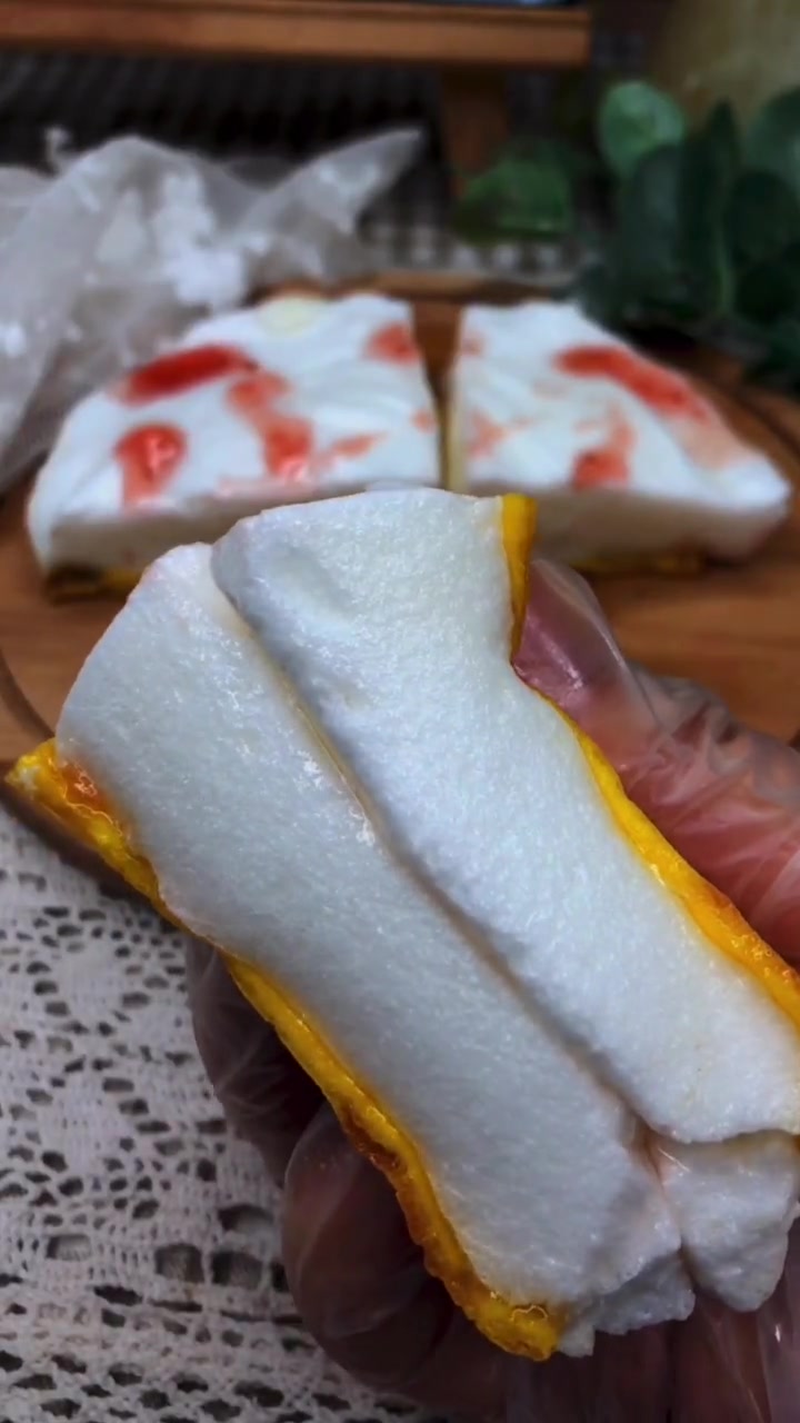 是不是超简单,加了果酱味道更好吃,家里有宝宝的要试试哦!如果怕腥的话蛋白里可以加几滴柠檬汁