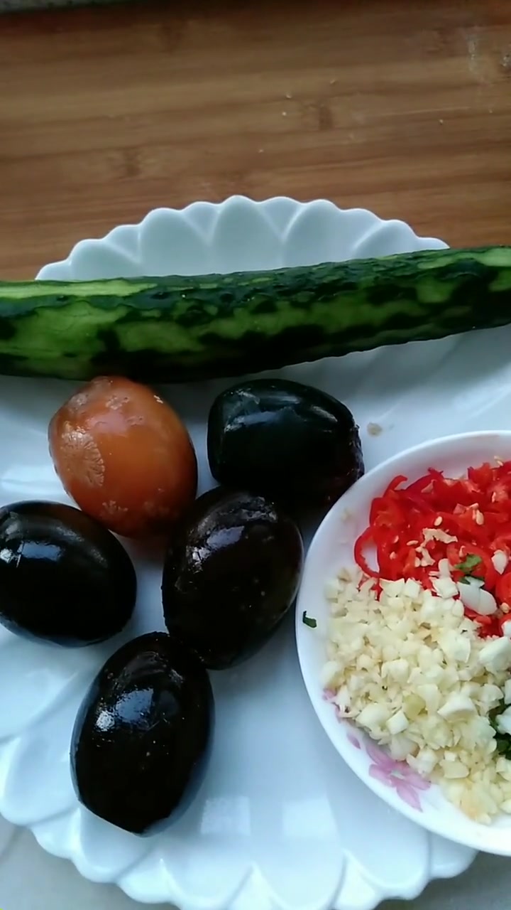 谢谢家人关注,我做的都是家常菜,今天做一道凉菜,家里有爱喝酒的,这样做起来特别,爽口清凉去