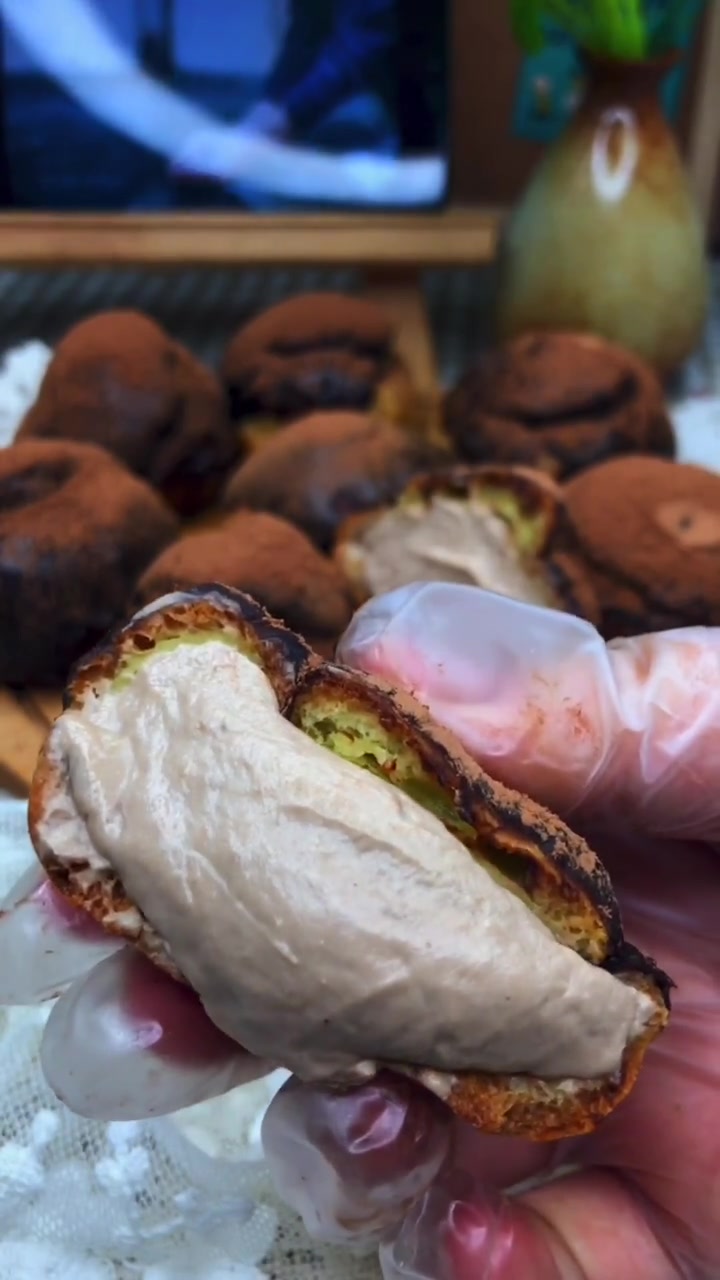 满口的巧克力奶油爆浆,太满足了 泡芙材料:56g牛奶,25g黄油,35g低筋面粉,1-2个