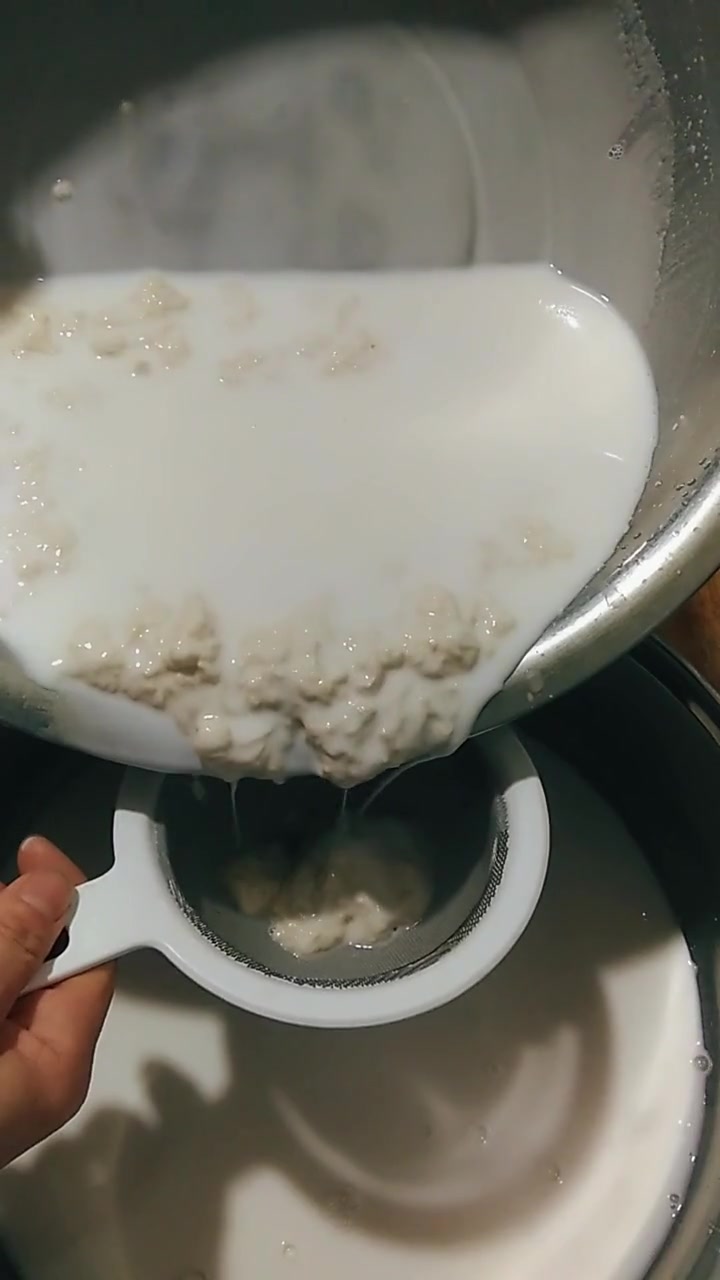 武威手工面皮子做法:第一、凉水和面,面里加盐,和的跟拉条子面那么硬,醒半小时,加入清水开始