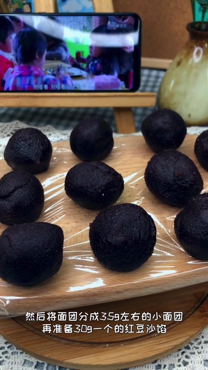 今天是宅在家里的第10天,水果啥的都没有了就用仅剩的糯米粉和豆沙馅做个青团吧 需要的材料: