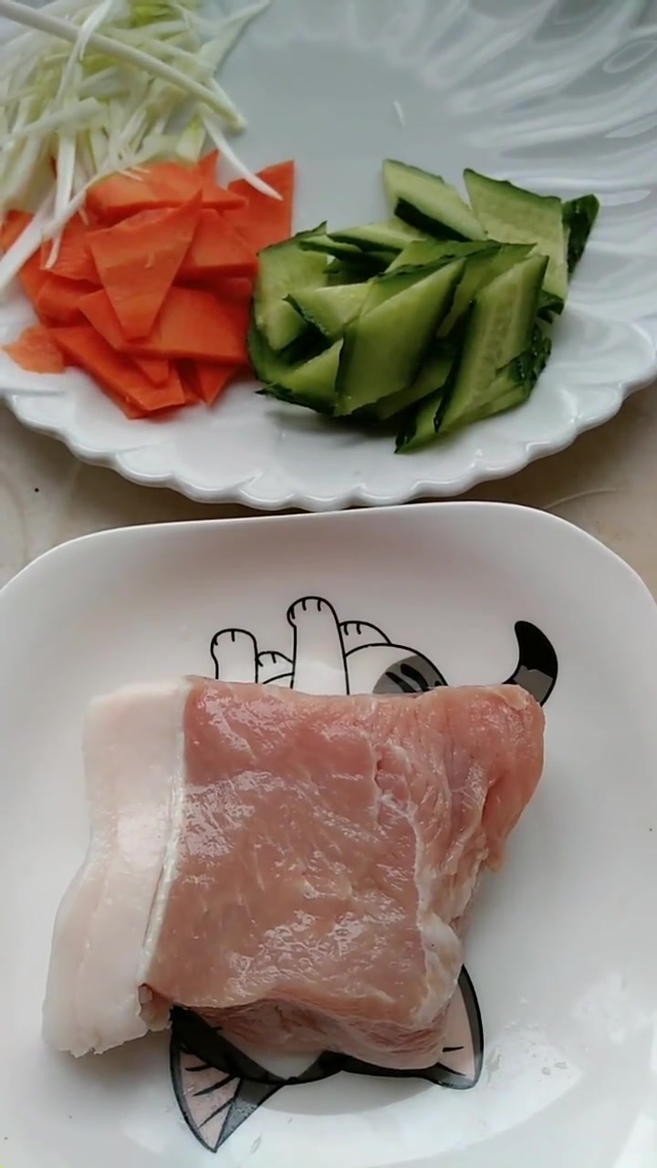谢谢家人关注,我做的都是家常菜饭,简单又好做,喜欢吃的,可以试一下,今天做的是糖醋里脊肉,