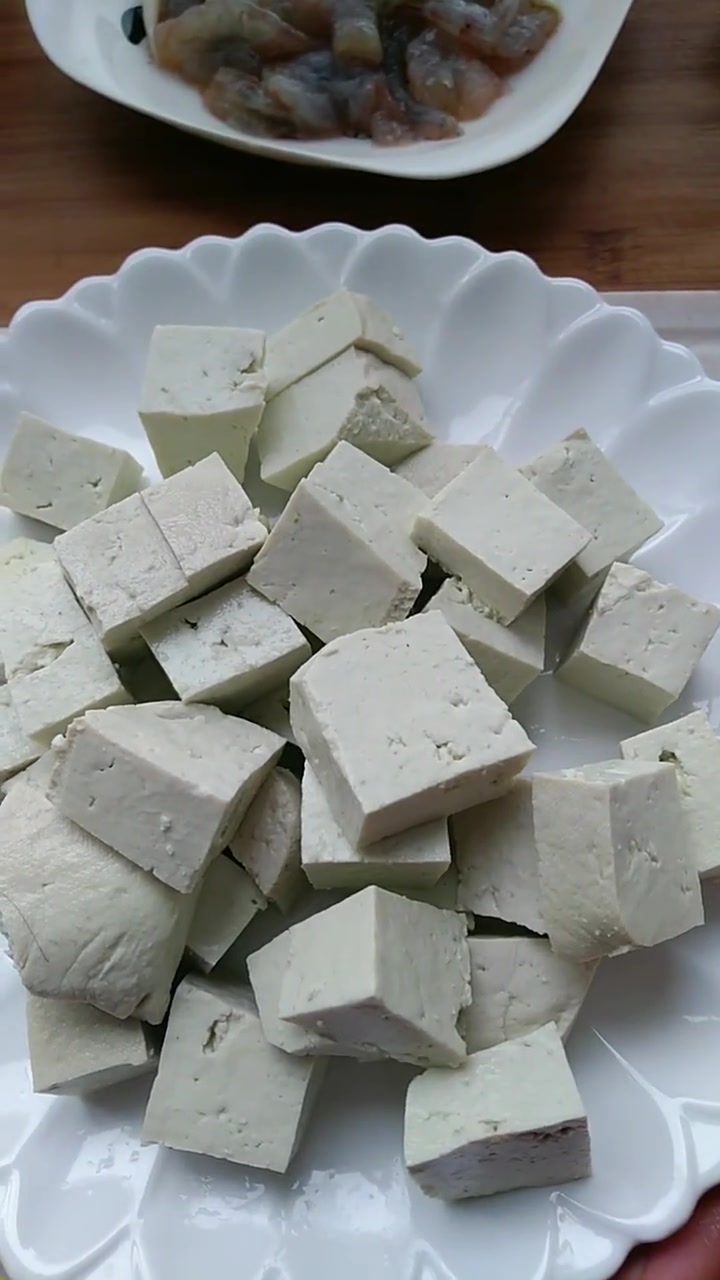 谢谢家人们关注,我做的都是家常菜饭,简单又好做,喜欢吃的可以试一下,今天用老豆腐烧虾仁