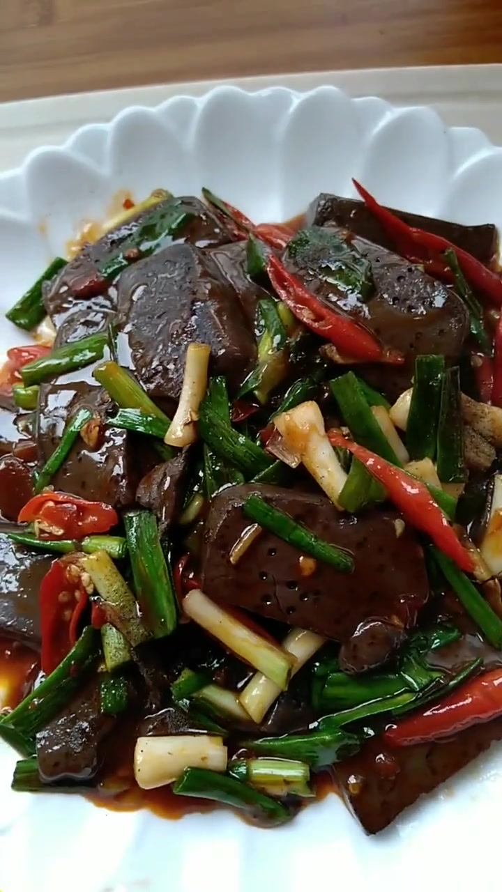 谢谢家们关注我做的都是家常菜,简单又好吃,今天再来一道家常鸭血炒蒜苗,这样做又嫩也不腥