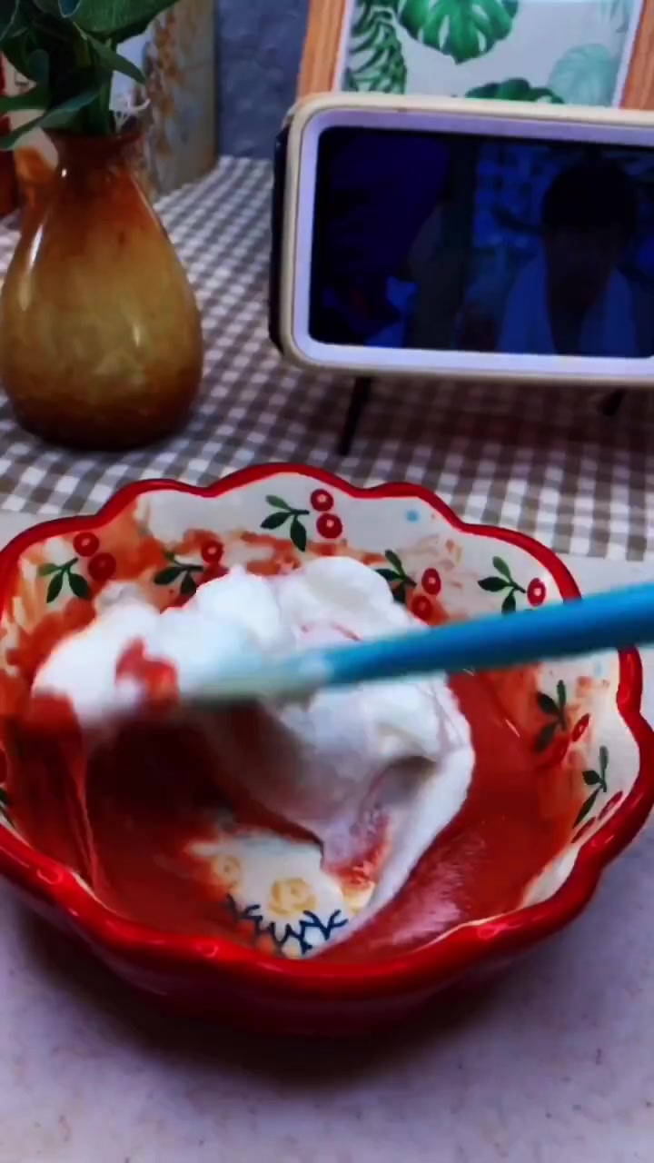 可爱的圣诞糖果蛋糕,只想吃不想做的小仙女,赶紧来吃呦 蛋糕片材料:3个鸡蛋(蛋清蛋黄分离)