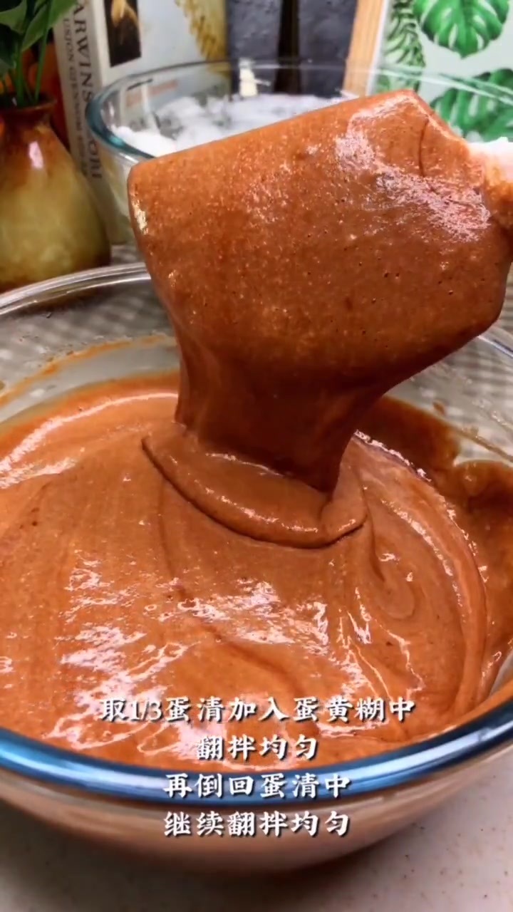 超级松软细腻的巧克力酸奶芝士古早蛋糕,咬一口再也不会噎了 需要的材料:90g低筋面粉,15
