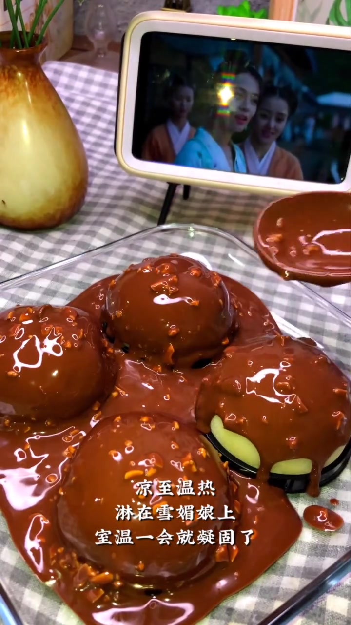 奥利奥咸奶油搭配糯糯的皮,配上巧克力淋面,一点都不腻,非常好吃呀 雪媚娘皮:50g糯米粉,