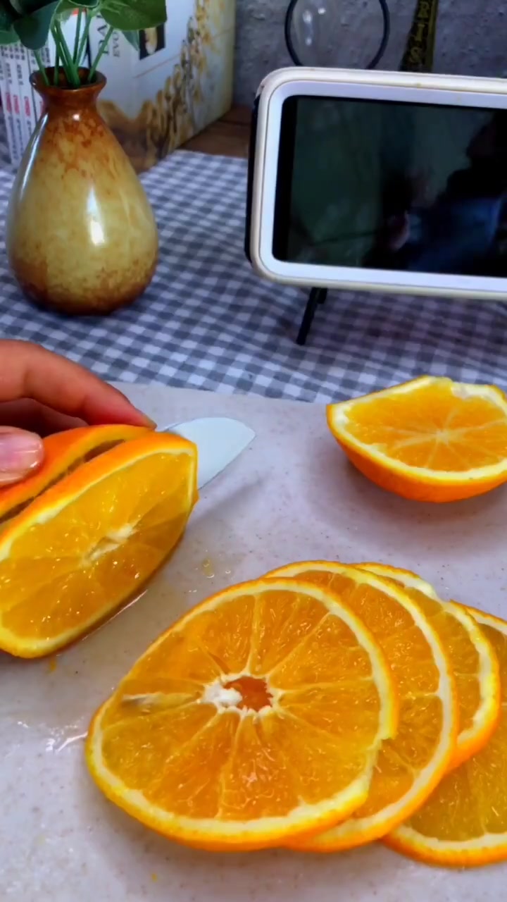 橙香满溢的桔子蛋卷,赶紧来吃吧 橙子水材料:1个橙子,2勺糖,煮好的橙子片5片,橙子60g