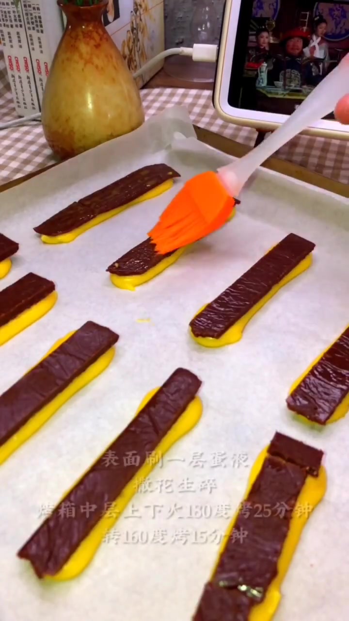 简单好吃的法棍泡芙,搭配抹茶淡奶油,太好吃了 酥皮材料:30g黄油,25g糖,5g可可粉,