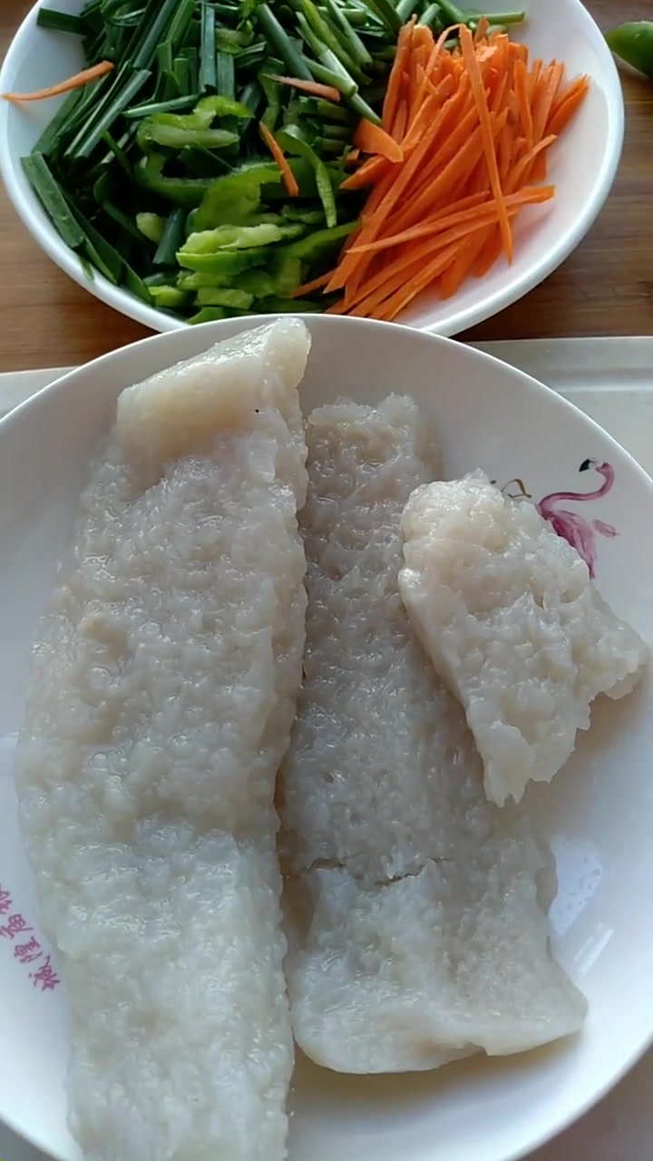 今天做的粉菇炒韭菜,喜欢吃的可以试一下,是山芋粉做成的小时候老人都经常吃的