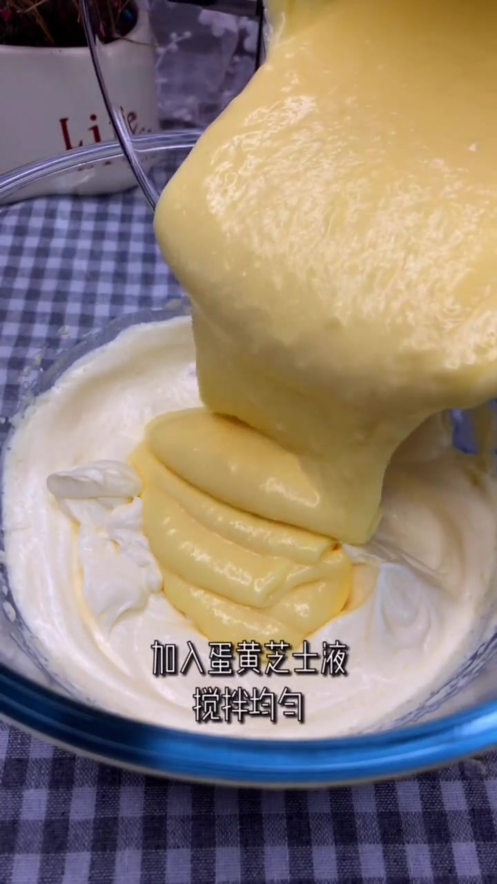 小仙女私信想做一款食材简单的蛋糕,这款提拉米苏超级简单,完全不用烤箱,而提拉米苏原本中间夹