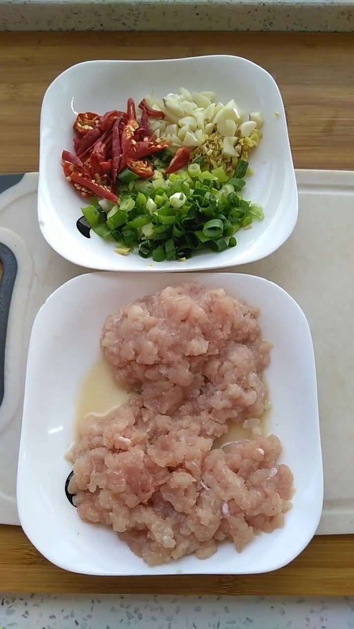 今天做的是酸豆角炒肉末,自己腌制的酸豆角,又脆又香,也可以包包子吃