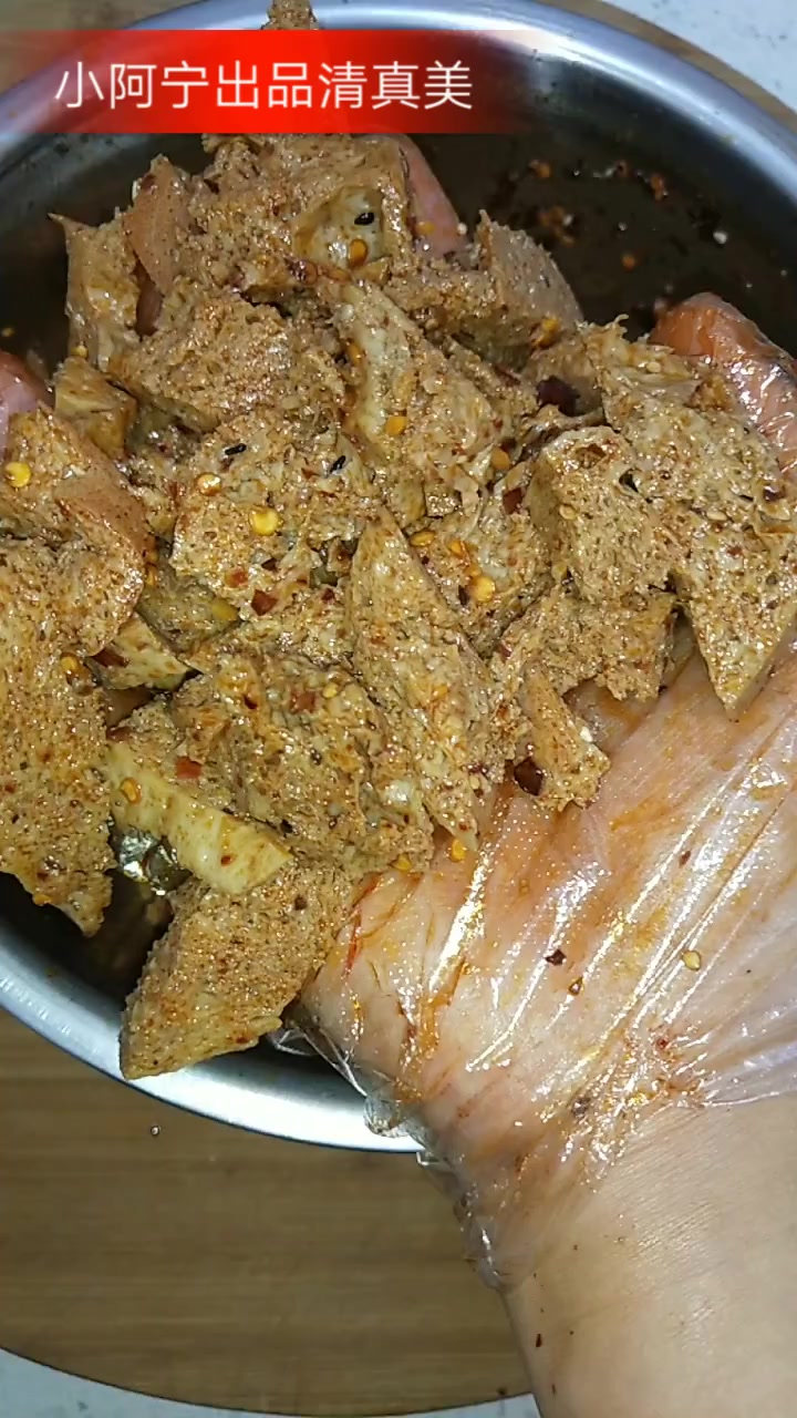 进来的哥哥姐姐们大家下午好!今天给大家制作一道,大家都特别喜欢吃的凉皮儿,面筋制作方法,简