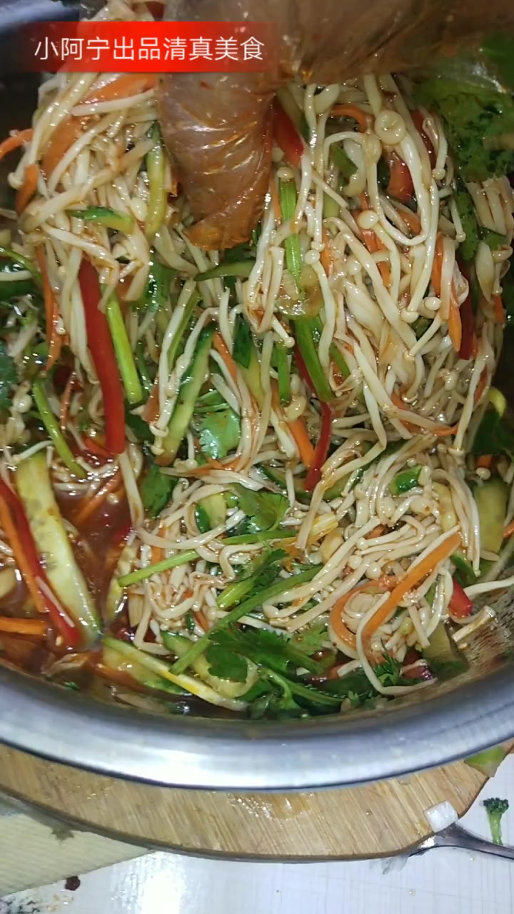 进来的朋友下午好!感谢支持,今天给大家推荐到凉拌金针菇的制作方法,制作方法简单易学!制作方