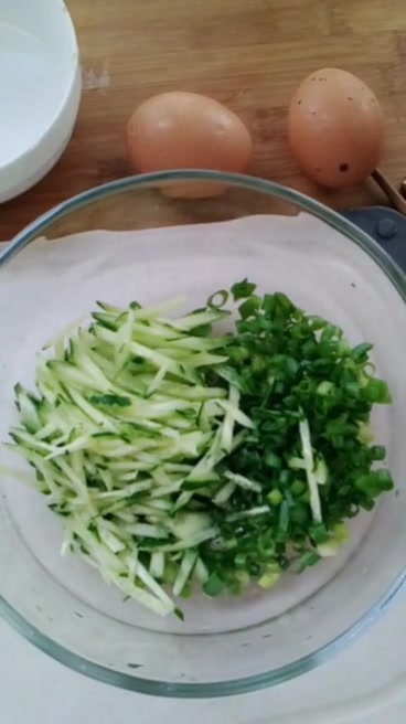 谢谢老铁们关注丽姐家常菜,喜欢双击加关注,我做的都是家常菜饭这样做黄瓜鸡蛋饼,吃起来软软的