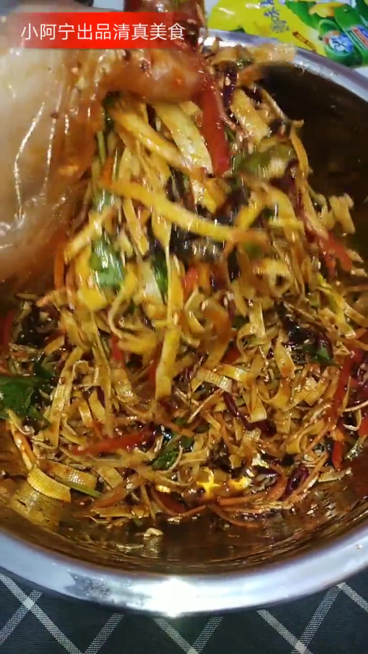 进来的朋友大家晚上好,感谢大家支持!今天给大家推荐到凉拌豆腐皮儿,制作方法简单易学!制作方