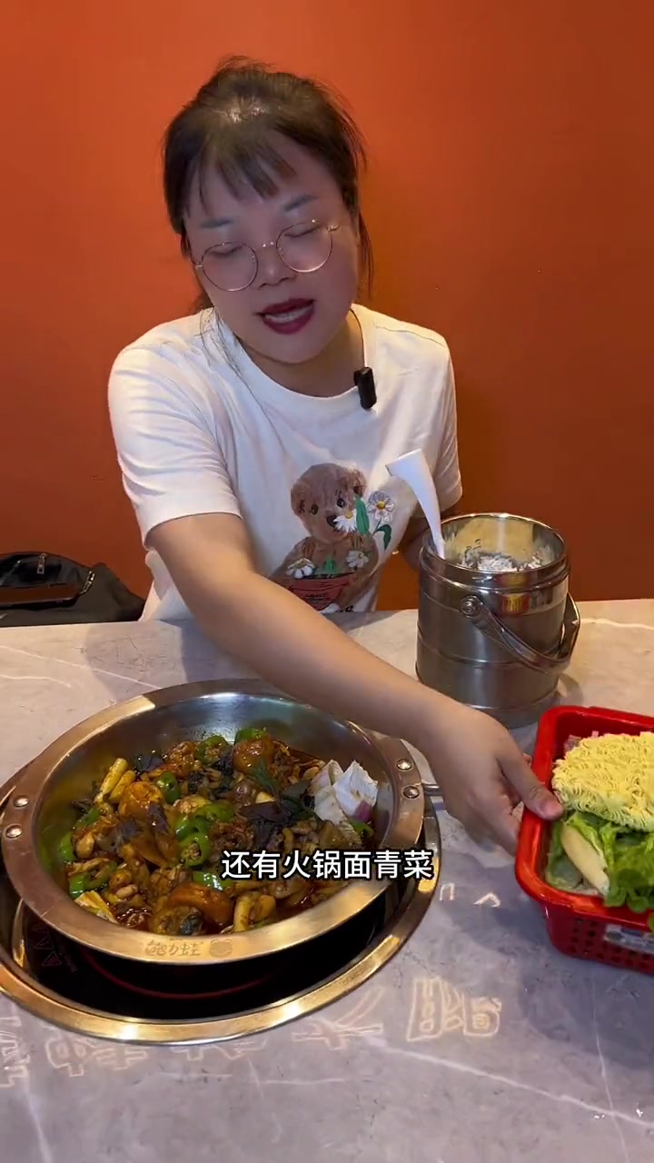 鲍力蛙强势来袭!67.9元就能吃到一锅牛蛙+米饭+酸梅汁+配菜!喜欢吃牛蛙的朋友,点击视频