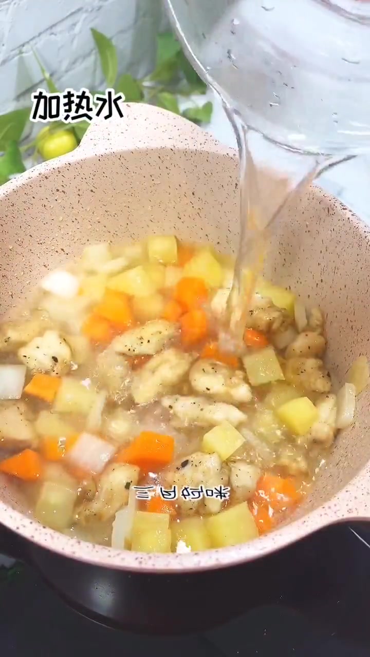 咖喱鸡肉饭 适合一岁以上 我选择的是不辣的宝宝咖喱 味道非常好 三月很喜欢