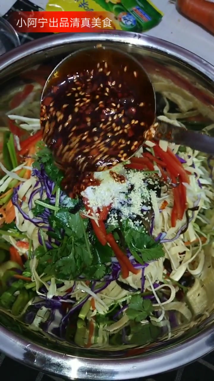 小阿宁西北美食直播教学:进来的朋友大家晚上好,感谢大家支持!今天给大家推荐到凉拌豆腐皮儿,