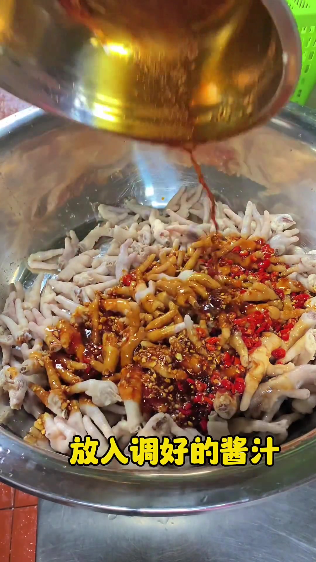 今天分享招牌鸡爪,紫苏鸡爪。味道特别好。一斤鸡爪白糖:3克食用盐:3克泰式甜辣酱:20克海