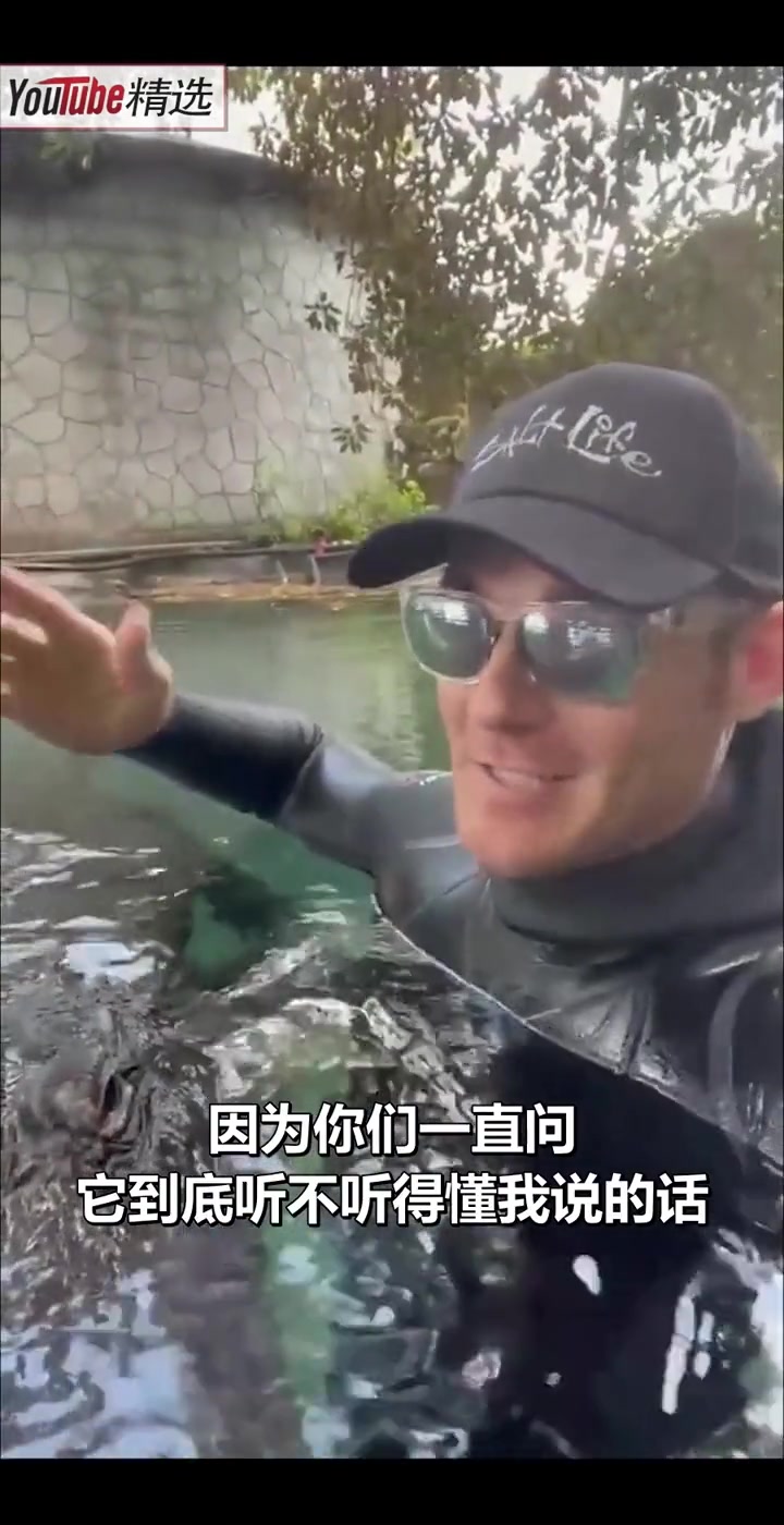 外国小哥养了一条能听懂人话的鳄鱼,只要一喊它的名字,它便立刻跑过来。看着鳄鱼张开嘴巴亲小哥