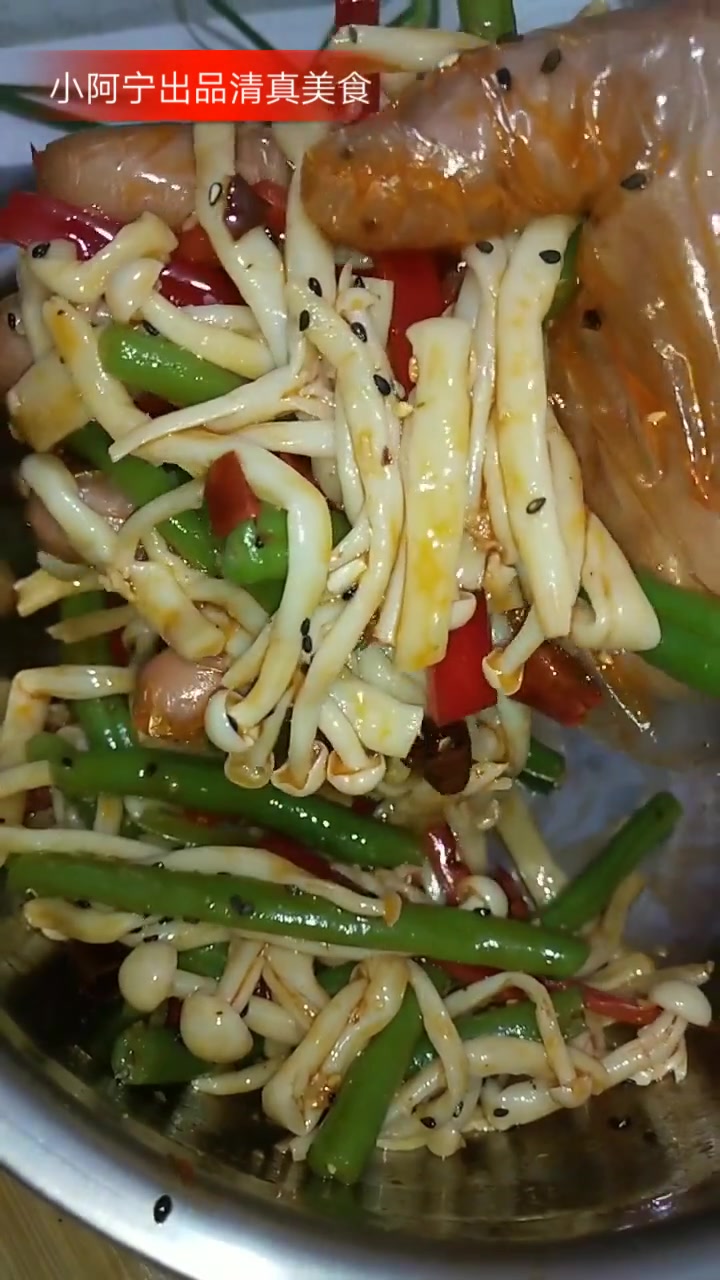 进来的朋友晚上好!感谢大家支持今天给大家推荐到凉拌小菜,豆角拌白玉菇制作方法简单易学!制作