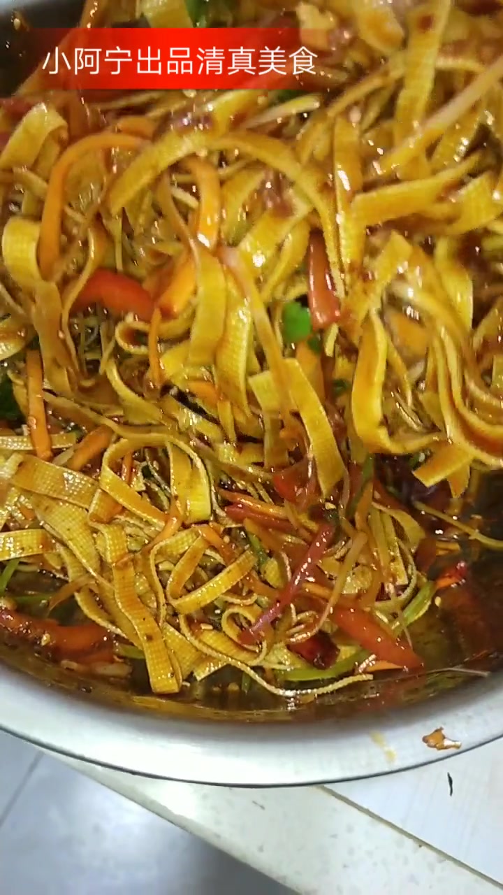进来的朋友晚上好!感谢大家的支持,今天给大家推荐到风味小凉菜,制作方法简单易学!制作方法:
