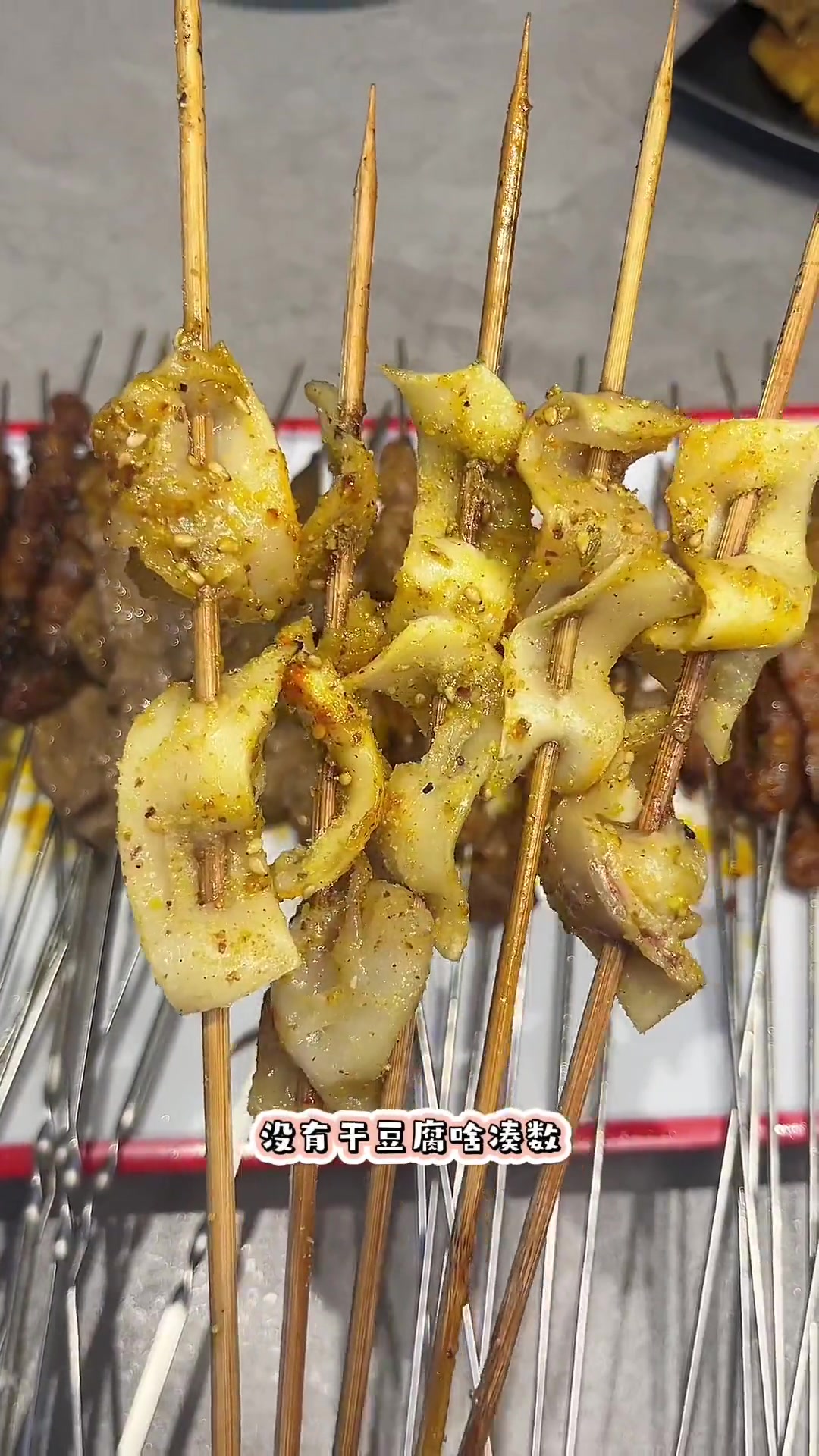 50个肉串都不止68了吧?还有好几个下酒菜呢,这老板太年轻了,趁他没后悔,赶紧多囤几份!烧