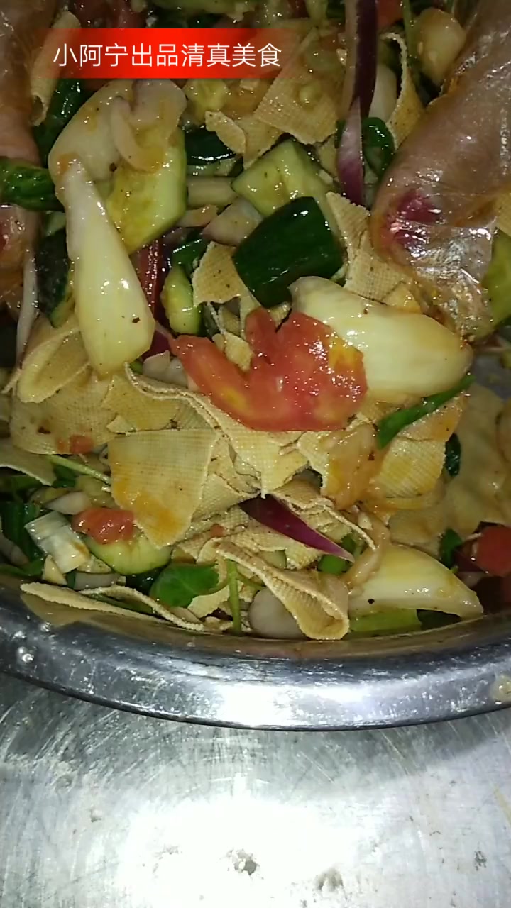 进来的朋友,大家晚上好,感谢大家支持,今天给大家推荐一道家庭小凉菜,制作方法简单易学!制作