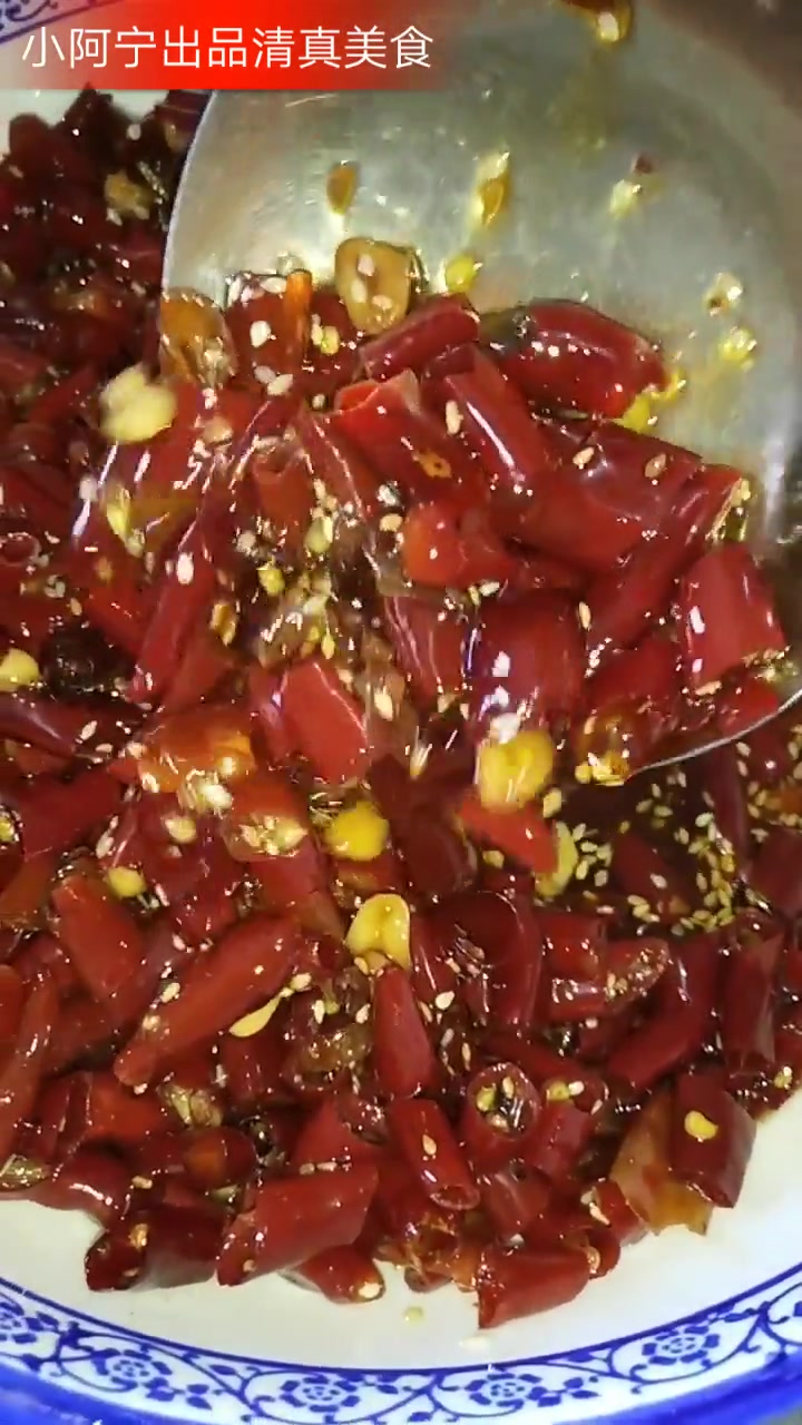 进来的朋友大家好!感谢大家支持今天给大家推荐到凉拌菜油,炸辣椒段的制作方法!制作方法:准备