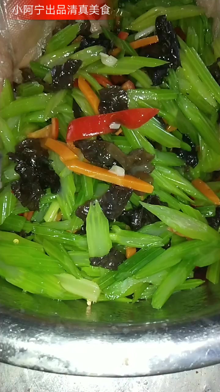 进来的朋友大家好!感谢大家支持今天给大家推荐一道凉拌西芹教程,制作方法简单易学!制作方法: