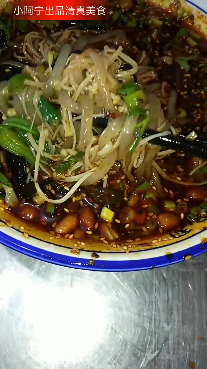 进来的朋友大家好!今天给大家推荐一道家庭版本的酸辣土豆粉儿教程,制作方法简单易学!制作方法