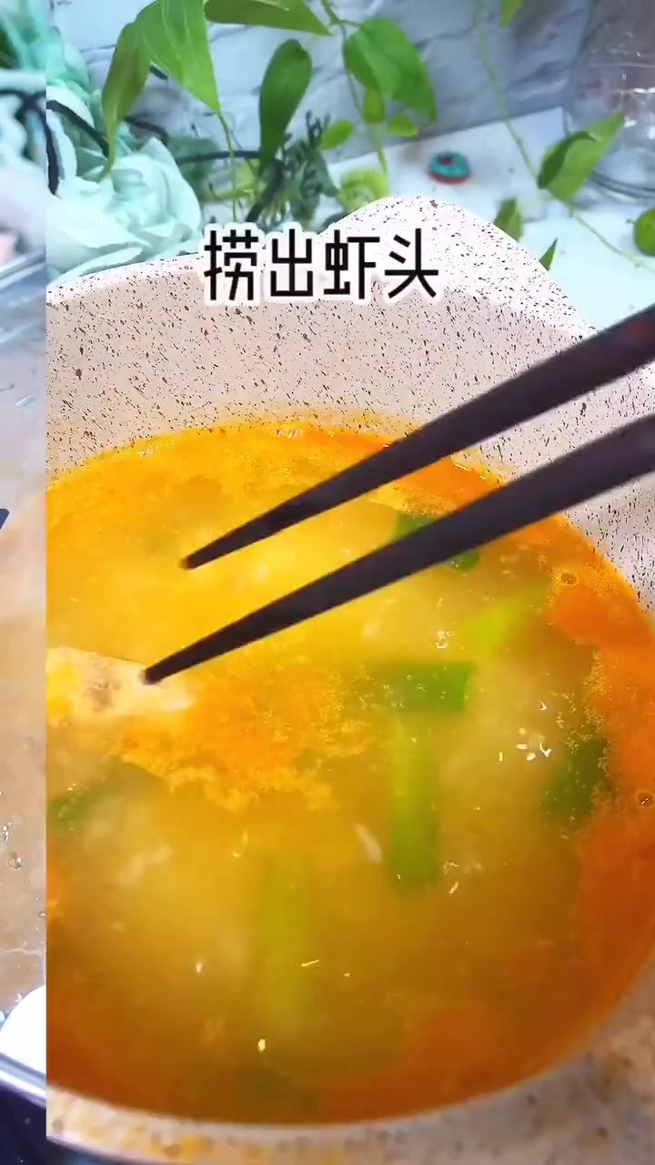海鲜粥 适合十个月以上宝宝 小月龄宝贝需要把配菜切碎一点 喜欢关注三月妈咪哦 明天见 
