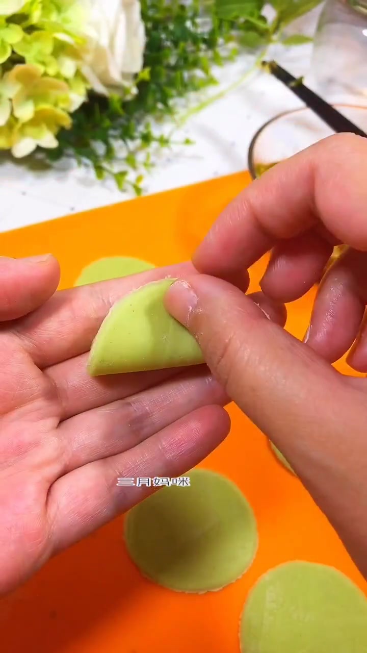 花朵小馄饨 适合一岁以上宝宝 你还可以用火龙果汁做出红色的 多包一些 可以放进冰箱冷冻保存
