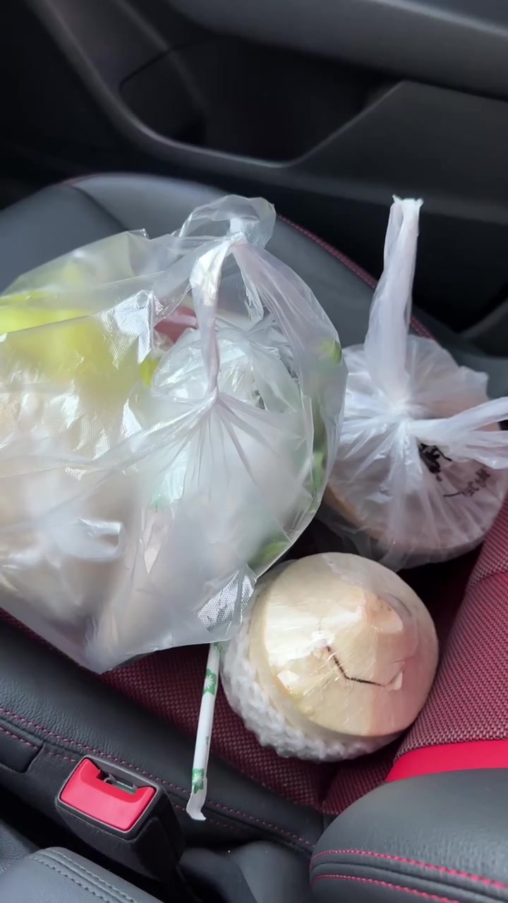 我说我想吃蛋糕 然后就有蛋糕 让我开心的不是有蛋糕吃 而是有人在爱我开心到冒泡泡～