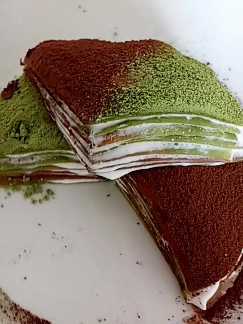 吃了就胖二斤你还敢吃吗  一个鸡蛋加100面粉 一勺抹茶粉纯牛奶100克黄油8克 搅拌均匀
